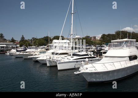 Marina Hafen und Stadt von Nelson Bay mit Boote und Kreuzer in Port Stephens New South Wales NSW Australia Stockfoto