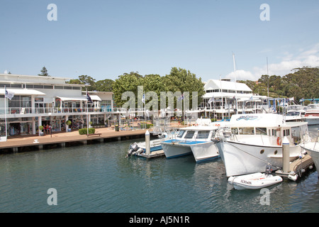 Marina Hafen und Stadt von Nelson Bay mit Boote und Kreuzer in Port Stephens New South Wales NSW Australia Stockfoto