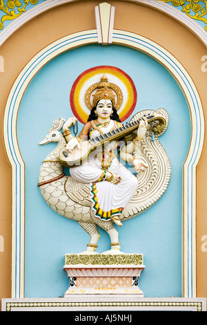 Hinduistische Göttin Saraswati Statue befindet sich auf der Vorderseite ein Universitätsgebäude in South indischen Stadt von Puttaparthi. Andhra Pradesh, Indien Stockfoto