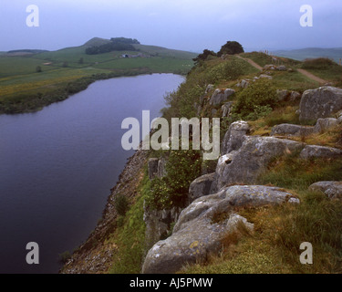 Eine dunkle und Moody am Hadrianswall und Whin Sill Klippen, Northumbria schottischen Grenze, UK Stockfoto