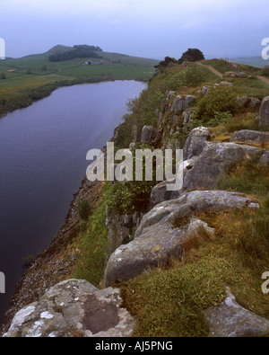 Eine dunkle und Moody am Hadrianswall und Whin Sill Klippen, Northumbria schottischen Grenze, UK Stockfoto