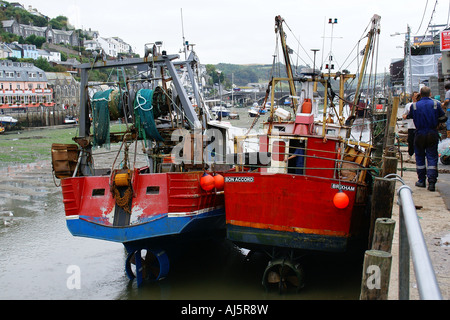 Looe Cornwall Angelboote/Fischerboote bei Ebbe Stockfoto