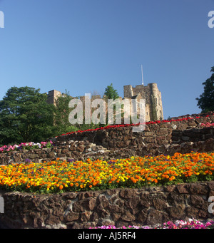 Tamworth Castle steht was die Hauptstadt des alten Königreichs Mercia einst. Eine Darstellung der Sommerblumen vor. Stockfoto