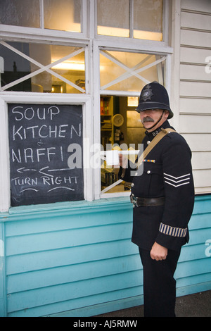 Polizei-Sergeant in Naafi Kantine  Pickering Kriegszeiten am Wochenende auf der North Yorkshire Railway in Grosmont Stockfoto