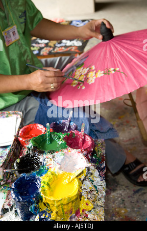 Asiatisches Kunsthandwerk Geschäfte an Borsang, oder Bo Sang, oder Bor sang. Frau mit Sonnenschirm und Sonnenschirm Craft, Chiang Mai, Asien, Thailand Stockfoto