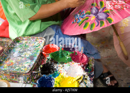 Asiatisches Kunsthandwerk Geschäfte an Borsang, oder Bo Sang, oder Bor sang. Frau mit Sonnenschirm und Sonnenschirm Craft, Chiang Mai, Asien, Thailand Stockfoto