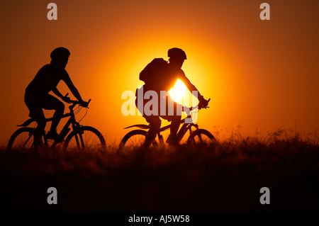 Mann Frau auf dem Mountainbike Radfahren auf Hambledon Hill über die Blackmore Vale Dorset England UK Stockfoto