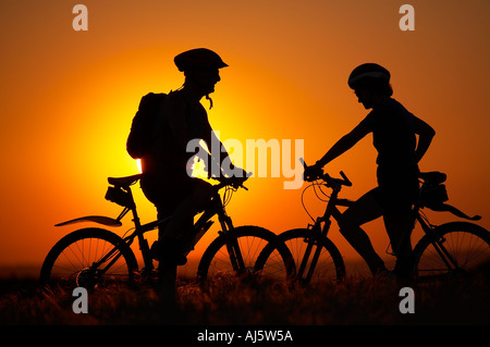 Mann Frau auf dem Mountainbike Radfahren auf Hambledon Hill über die Blackmore Vale Dorset England UK Stockfoto