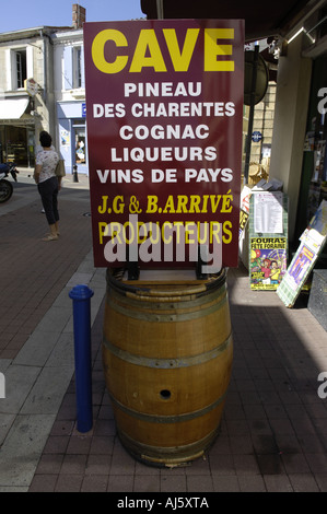 Fass Zeichen Höhle Pineau des Charentes Cognac Likör Weinproduzenten vin de pays Charentais Flaschen Wein Pineau Alkohol trinken dis Stockfoto