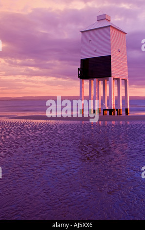 Alter Leuchtturm bei Sonnenuntergang. Stockfoto