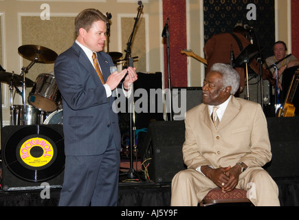 Bill Pinkney mit Mike Campbell auf 80. Geburtstagsparty Stockfoto