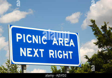 Wegweiser zum Interstate Picnic Area an landschaftlich reizvoller Straßenlage, USA. Stockfoto