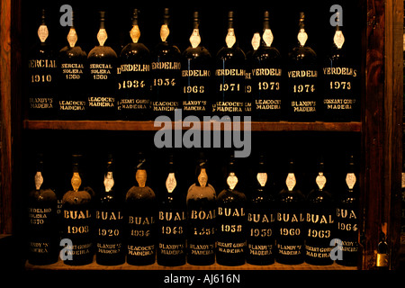 Weinflaschen unterschiedlicher Jahrgänge auf dem Display an das Adegas de São Francisco in Funchal Madeira Stockfoto