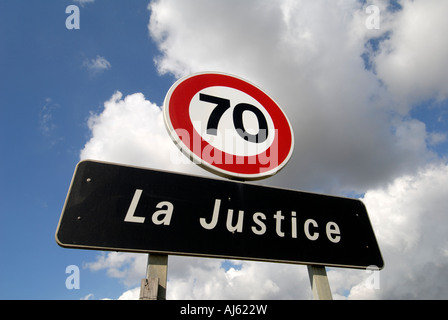 Tempolimit Schild im Dorf von "La Justice", Vienne, Frankreich. Stockfoto