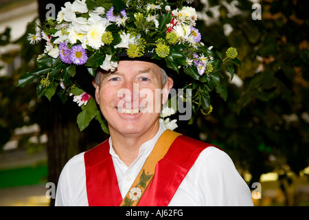 Blumenmütze, getragen von man Morris Dancing - der traditionelle englische Volkstänzer Morris Dancer mit Red Sash Dancing in den Straßen von York, UK Stockfoto