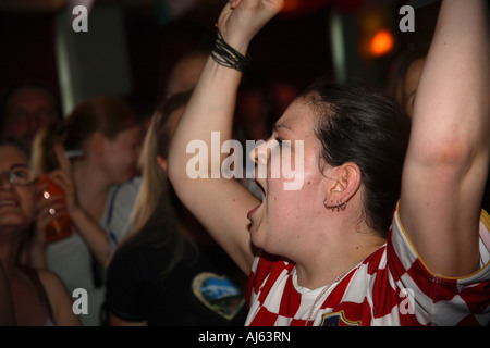 Kroatischen Fußball-Fan gerade Kroatien Vs Japan, 2006 World Cup Finals, Cadogan Arme, Kings Road, London Stockfoto