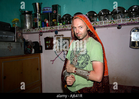 Westliche Männer gekleidet in lokalen Stammes Kleidung, Ludia Dorf, Nr. Khavda, Distrikt Kutch, Gujarat, Indien Stockfoto