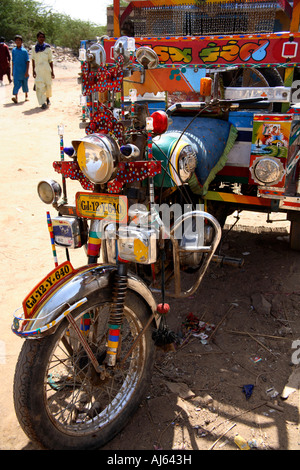 Nahaufnahme von Chakda - Motorrad-Taxi in Khavda Dorf, Kutch Bezirk, Gujarat, Indien Stockfoto