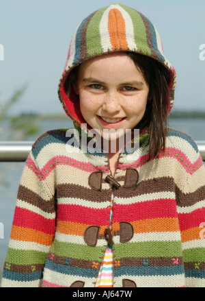 Ein hübsches junges Mädchen lächelt glücklich wie sie eine Bootsfahrt im Sommer genießt Stockfoto