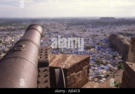 Überblick über die blaue Stadt Jodhpur aus dem Fort mit einer alten Kanone im Vordergrund. Rajasthan, Indien. Stockfoto