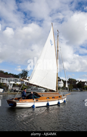 Traditionelle Broads Segelyacht auf dem Fluss Bure bei Horning, Norfolk Broads, East Anglia, England, UK Stockfoto