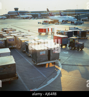 Luftfracht und Flugzeuge Be- und Entladen draußen auf dem Asphalt am Flughafen Lester Pearson in Toronto, Ontario, Kanada, KATHY DEWITT Stockfoto