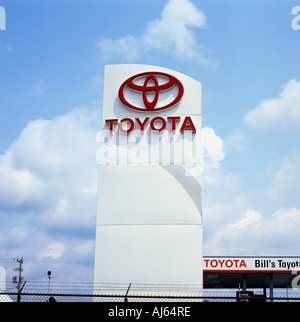 Toyota Autohersteller Logo auf dem Vorplatz des Händlerausstellraums in Fort Erie Ontario Kanada Nordamerika KATHY DEWITT Stockfoto