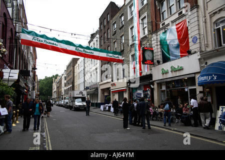 Fußball Fahnen hängen außen Bar Italia in Soho, London, World Cup Finals 2006 Stockfoto