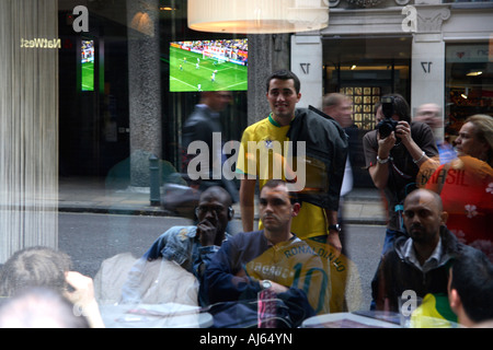 Brasilianischer Fan beobachtet Spiel gegen Ghana durch Bar Fenster, Soho, London, WM-Finale 2006 Stockfoto