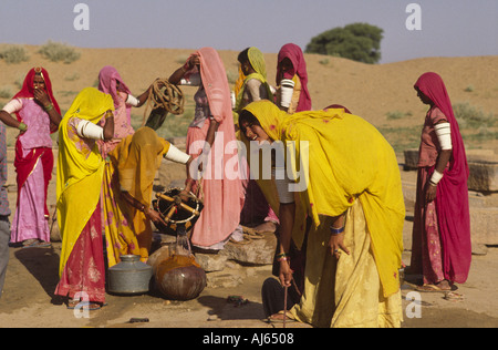 Rajasthani-Frauen holen Wasser aus einer Wüste weit außerhalb Jaisalmer, Indien. Stockfoto