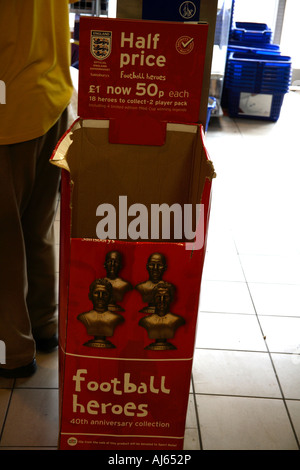 Waren zum Verkauf, nachdem Englands WM 2006 beenden, Sainsbury's, Chiswick, London Stockfoto
