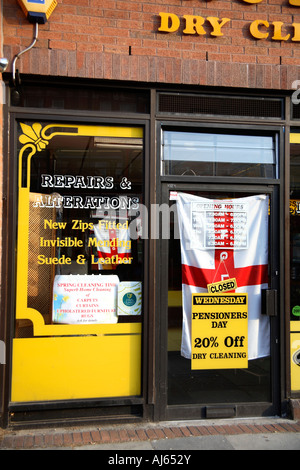 Kreuz von St. George Flag in chemischen Reinigungen Fenster, King Street, West London, 2006 World Cup Finals Stockfoto