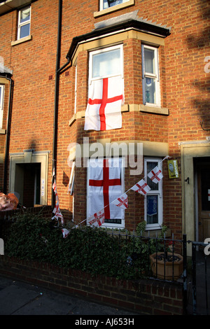 Kreuz von St. George Flagge im Barber Shop Fenster Goldhawk Road, West London, 2006 World Cup Finals Stockfoto