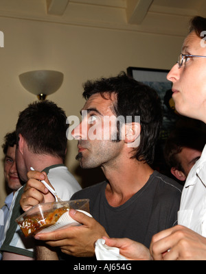 Italiener sehen Italien Vs Ukraine, 2006 World Cup Finals, italienische Weinbar, London Stockfoto