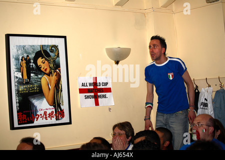 Italiener sehen Italien Vs Ukraine, 2006 World Cup Finals, italienische Weinbar, London Stockfoto