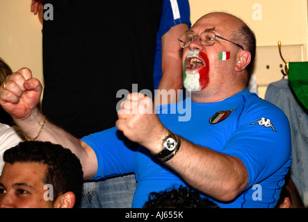 Italiener sehen Italien Vs Ukraine, 2006 World Cup Finals, italienische Weinbar, London Stockfoto