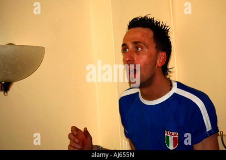 Italiener sehen Italien Vs Ukraine, 2006 World Cup Finals, italienische Weinbar, London Stockfoto