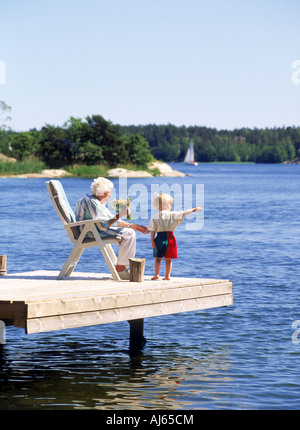 Großmutter mit Enkel auf Sommerhaus dock in den Schären von Stockholm Schweden Stockfoto