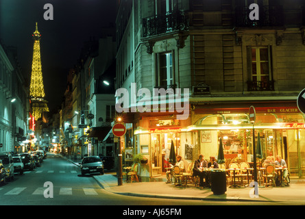 Cafe-Bar in der Nacht auf der Rue Saint-Dominique mit Eiffelturm Paris Stockfoto