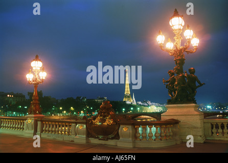 Pont Alexandre III mit Eiffelturm in Paris in der Dämmerung Stockfoto