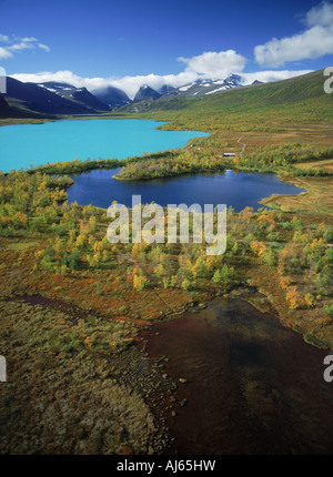 Luftaufnahme des Latjovagge-Tals mit Seen und Flüsse unter Kebnekaise Berge in Schwedisch-Lappland Stockfoto