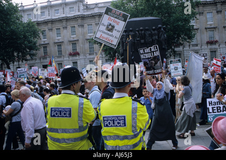 Polizisten beobachten Demonstranten In Whitehall, London Stockfoto