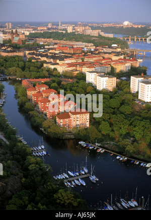 Luftaufnahme der Insel Reimersholme auf Långholmen Långholmen Kanal mit entfernten Globen Arena in Stockholm im Abendlicht Stockfoto