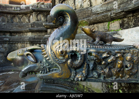 PATAN goldene gold Bronze Figur Skulptur in Bakhtapur NEPAL Asien König Könige Palast Sonnenuntergang Sonnenuntergang Gargoyle Stockfoto