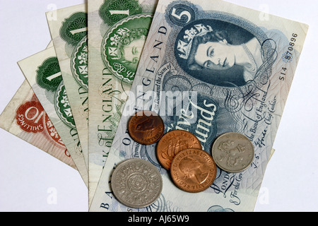 Alte englische Banknoten und Münzen aus den Sechzigern und Siebzigern. Stockfoto