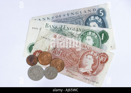 Alte englische Banknoten und Münzen aus den Sechzigern und Siebzigern. Stockfoto