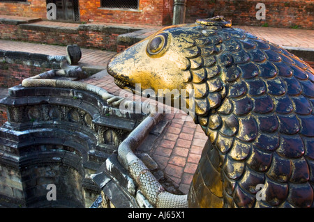 PATAN goldene gold Bronze Figur Skulptur in Bakhtapur NEPAL Asien König Könige Palast Sonnenuntergang Sonnenuntergang Gargoyle Stockfoto