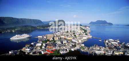 Überblick über Ålesund an norwegischen Küste in der Morgendämmerung mit Passagier Schiff betreten Hafen Stockfoto