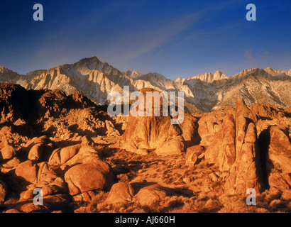 Mount Whitney auf richtige und Lone Pine Peak in Kalifornien Sierra Nevada Bergen über die Alabama Hills bei Sonnenaufgang Stockfoto