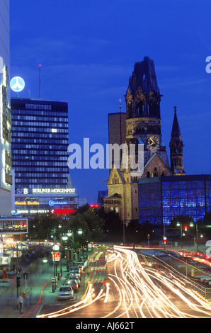 Verkehr an der Ku-Damm-Straße mit Kaiser-Wilhelm-Gedächtniskirche in Berlin, Deutschland Stockfoto